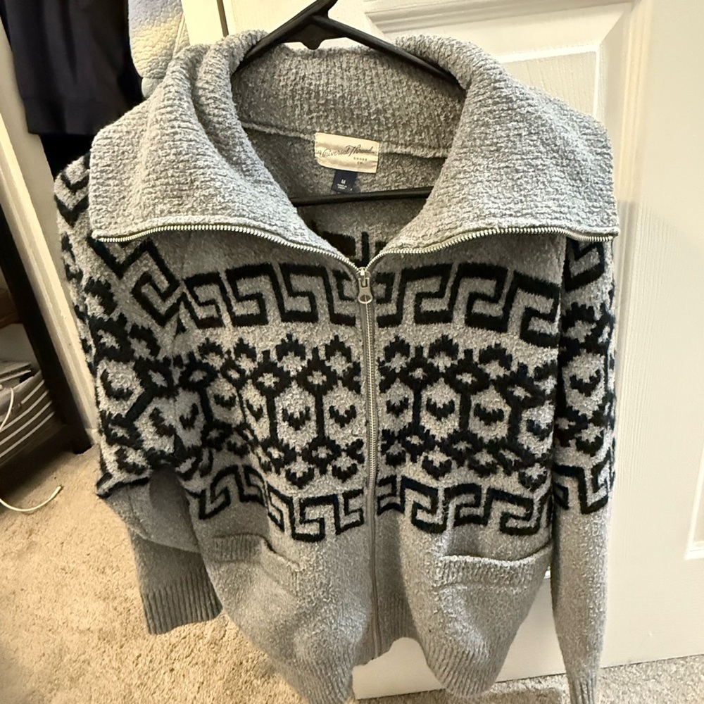 Universal Thread Gray and Black Geometric Sweater